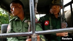 Patrouille de soldats birmans dans le village de Pauktaw, à l'extérieur de Thandwe dans l'État de Rakhine, le 3 octobre 2013.