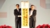 上海常務副市長周波（左）12月19日在台北—上海雙城論壇歡迎晚宴上向台北市長柯文哲贈送書法作品（Courtesy: 台北市政府）
