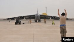 Un bombardier B-52 de l'US Air Force sur la base aérienne d'Al Udeid, au Qatar, le 9 avril 2016. Ces bombardiers sont destinés à la lutte contre le groupe Etat islamique en Irak et en Syrie.