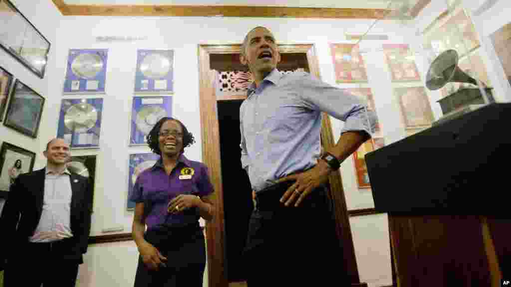 Le président américain Barack Obama visite le musée Bob Marley avec une guide, Natasha Clark, le mercredi 8 Avril, 2015 Kingston, à Jamaïque. Le Conseiller adjoint la sécurité nationale Ben Rhodes se tient à l’arrière.