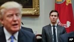 Jared Kushner se tient derrière Donald Trump à la
maison-Blanche à Washington, le 23 janvier 2017. 