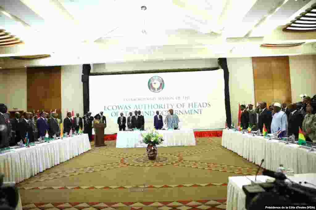 Les Chefs d'Etat et représentent des états membres de la Communauté Economique des Etats de l'Afrique de l'Ouest (CEDEAO) tiennent un sommet extraordinaire sur la maladie à virus Ebola et la situation au Burkina Faso, jeudi 06 novembre 2014, à Accra (Ghana).