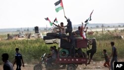 Warga Palestina dalam aksi unjuk rasa di perbatasan Gaza dengan Israel, Jumat (3/8). 
