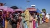Para pengungsi perempuan yang melarikan diri dari konflik di wilayah Tigray Ethiopia, menunggu pembagian selimut dari UNHCR di Hamdayet Transition Center, Sudan timur, 21 November 2020.
