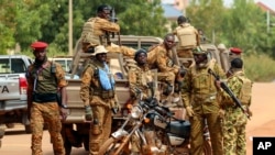 Au moins dix-neuf civils, dont neuf supplétifs de l'armée, ont été tués lors de deux attaques perpétrées jeudi et dimanche dans le nord-ouest et l'est du Burkina Faso.