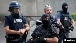 Des policiers et une patrouille de la Brigade anticriminalité (BAC) effectuent une descente antiterroriste à différents endroits d'Argenteuil, une banlieue au nord de Paris, France, le 21 juillet 2016.