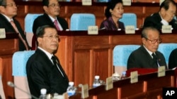 2013年9月24日柬埔寨領導人洪森首相（左下角戴眼鏡的）在首都金邊出席議會