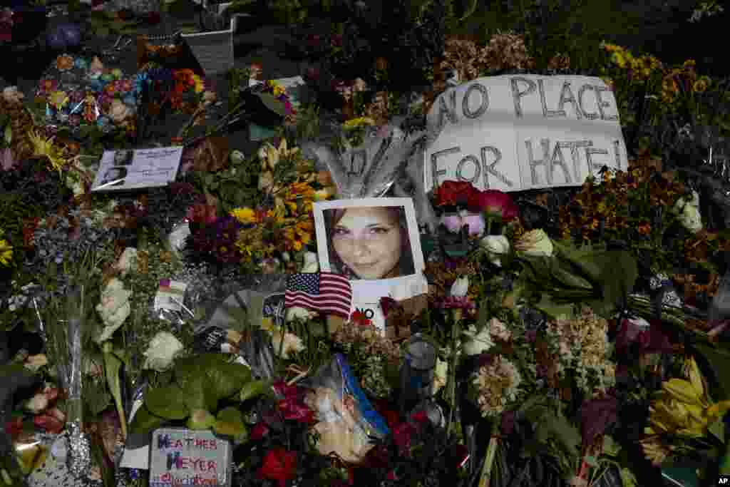 រូបថតនាង Heather Heyer ដែលត្រូវបានសម្លាប់ក្នុងការជួបជុំជនជាតិស្បែកសជាតិនិយម ត្រូវបានដាក់នៅលើទីរំឭកវិញ្ញាណក្ខន្ធនៅសាលមហោស្រព Paramount ក្រុង Charlottesville រដ្ឋ Virginia។