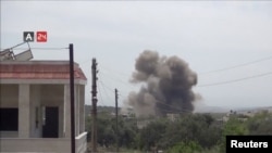 Explosion d'une bombe larguée depuis un hélicoptère à Karsaa, dans la province d’Idlib, en Syrie, le 7 mai 2019.