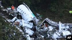 Rescatistas se encuentran en el sitio del avión fletado que se estrelló en una zona montañosa en las afueras de Medellín, Colombia, el martes 29 de noviembre de 2016. El avión llevaba el equipo brasileño de primera división Chapecoense, equipo que jugaría la Copa Sudamericana contra el Atlético Nacional de Colombia. [VIDEO] 