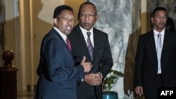 Le président malgache Hery Rajaonarimampianina (à gauche) et le Premier ministre Christian Ntsay (à droite) assistent à l'annonce du nouveau gouvernement au palais présidentiel d'Iavoloha, à Antananarivo, le 11 juin 2018.