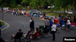 Para pekerja antre di luar Kentucky Career Center untuk mencairkan tunjangan pengangguran di Frankfort, Kentucky, 18 Juni 2020. 