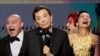 Sejumlah aktor film Everything Everywhere All At Once, di antaranya James Hong (tengah) dan Michelle Yeoh (kanan), memenangi pengharagaan ensambel terbaik di ajang SAG Awards di Los Angeles, California, pada 26 Februari 2023. (Foto: Reuters/Mario Anzuoni)