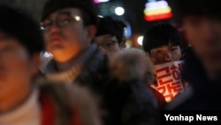 박근혜 정권 퇴진을 요구하는 5차 범국민대회를 하루 앞둔 25일 오후 청와대 근처까지 행진한 대학생과 시민들이 마무리 집회를 하고 있다. 