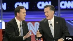 Capres partai Republik, Rick Santorum (kiri) dan Mitt Romney bersaing ketat memperebutkan nominasi partainya.