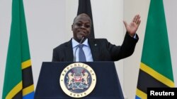 Le président tanzanien John Magufuli lors d'une conférence de presse lors de sa visite officielle à Nairobi, Kenya, le 31 octobre 2016.