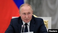 El presidente ruso, Vladimir Putin, participa en un encuentro con parlamentarios en Moscú, el 7 de julio de 2022.