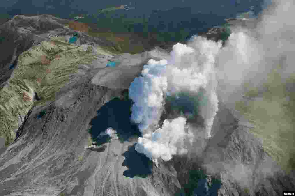 Asap vulkanik terlihat mengepul dari puncak gunung Ontake, yang terletak di antara wilayah Nagano dan Gifu di Jepang bagian tengah (29/9).