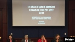Direktur Voice of America Amanda Bennett (tengah) dalam sebuah diskusi panel mengenai kebebasan pers di Rusia dan negara-negara setelah Soviet di Washington, 4 Oktober 2017. (Sumber: Komite untuk Perlindungan Wartawan - @pressfreedom)