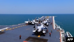 2018年4月24日，中國航空母艦遼寧號上的殲15戰鬥機。中國海軍艦隊在東中國海舉行了“實彈演習”。 