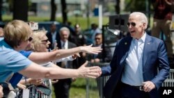 El candidato presidencial demócrata Joe Biden llega a un mitin de campaña en Eakins Oval en Filadelfia, el 18 de mayo de 2019.