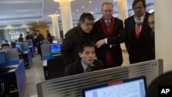Le président exécutif de Google, Eric Schmidt, visite un laboratoire informatique lors d'une tournée de l'Université Kim Il Sung à Pyongyang, en Corée du Nord le mardi 8 janvier 2013.