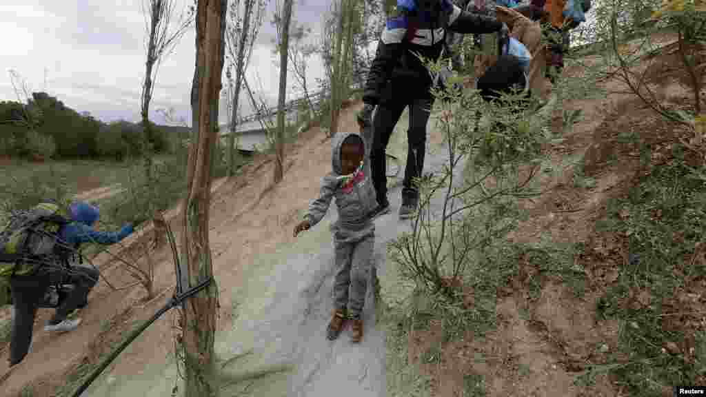Des migrants en provenance de Somalie tentent aussi d'atteindre la frontière de la Grèce avec la Macédoine, près du village grec d’Idoménée.