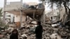 Anak-anak mengamati puing-puing bangunan yang dihancurkan oleh Israel dalam pengeboman di Rafah, Gaza, Sabtu, 27 Januari 2024. (Foto: AFP)
