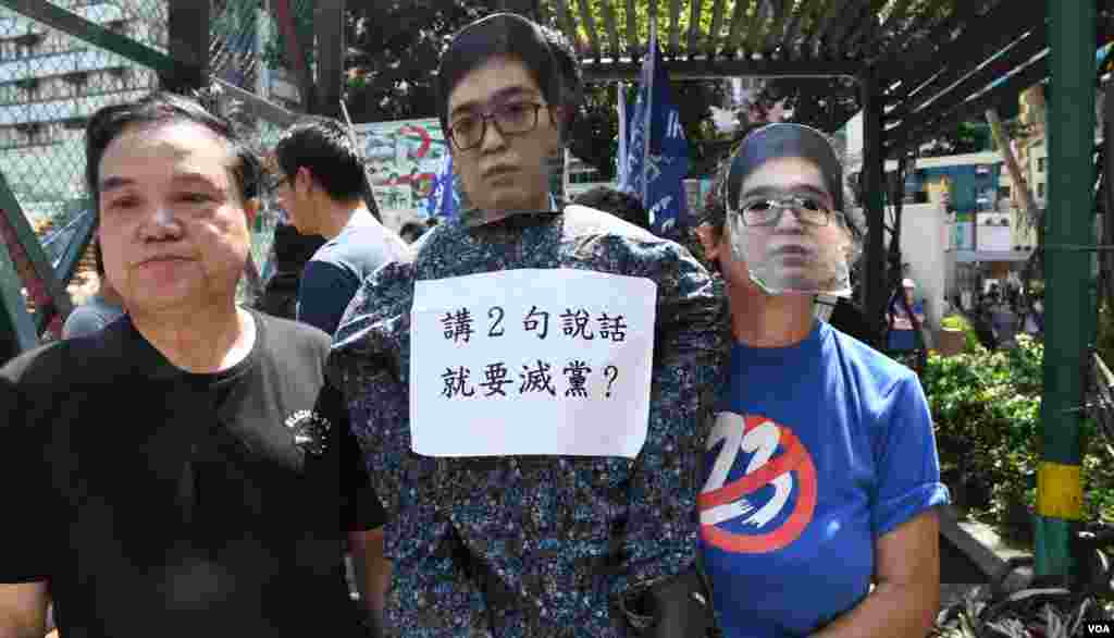 遊行人士帶上香港民族黨召集人陳浩天頭像的面具。(美國之音湯惠芸拍攝)