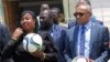 Khadija Mohamed Dirie, ministre somalienne de la Jeunesse et des Sports, et le président de la CAF Ahmad Ahmad lors d'une visite d'un stade de foot à Mogadiscio, le 17 avril 2017.