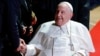 El papa Francisco estrecha la mano de funcionarios después de su reunión para la ceremonia de despedida del Papa en el aeropuerto de Ajaccio, en la isla francesa de Córcega, el 15 de diciembre de 2024.
