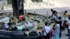 安徽安庆市迎江区一名男子持刀在商业步行街上砍杀路人，造成6人死亡、14人受伤，市民案发地点献花悼念遇难者。（2021年6月6日）