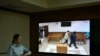 Una pantalla instalada en una sala del Tribunal Municipal de Moscú transmite el anuncio del veredicto en el juicio del ciudadano estadounidense Stephen Hubbard, de 72 años, acusado de luchar como mercenario por Ucrania, en Moscú el 7 de octubre de 2024.