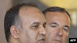 İtaliyanın Xarici İşlər naziri Franko Flattini (sağda) və Liviya Milli Kçiid Şurasının sədr müavini Əli əl-İssavi