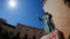 Manifestantes derriban estatuas del Fray Junípero Serra, uno de los fundadores de California