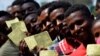 Des Ethiopiens avec leurs cartes d'électeurs. (AFP/ M. Tewelde)