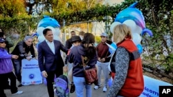 Nadzornik Los Angelesa Alberto M. Carvalho pozdravlja učenike iz osnovne škole Palisades Charter po njihovom dolasku u školu Brentwood Elementary Science Magnet u dijelu Brentwood u Los Angelesu, 15. januara 2025.