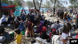 Familias afganas desplazadas internamente, que huyeron de Kunduz y la provincia de Takhar, se sientan en un campo en Kabul, el 9 de agosto de 2021.