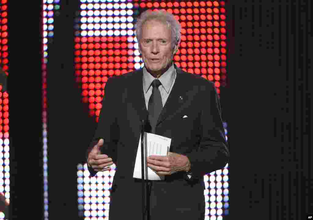美国好莱坞著名的硬汉影星与导演克林特·伊斯特伍德(Clint Eastwood,2016年6月4日) 。他说,川普虽然说过好多蠢话,但不求政治正确,而大家在心底都反对政治正确。他还说,投票给谁,是艰难的选择,但他不得不投票给川普,因为希拉里·克林顿说,她要追随奥巴马的足迹。早在2012年共和党代表大会上,伊斯特伍德就曾经上台讲话,支持共和党人罗姆尼与瑞安竞选。