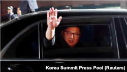 El líder norcoreano Kim Jong Un se despide del presidente surcoreano Moon Jae-in tras una ceremonia en Panmunjom, en la zona desmilitarizada que separa a ambas Coreas, Corea del Sur, 27 abril 2018. Korea Summit Press Pool/Entregada vía Reuters