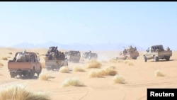Tentara dari pihak pemerintah Yaman menaiki truk pick-up yang bergerak menuju garis depan pertempuran melawan pasukan Houthi di Marib, Yaman, pada 14 Januari 2022. (Foto: Reuters/Yemeni Armed Forces/Handout via Reuters)