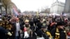Partidarios del presidente de Estados Unidos, Donald Trump, vestidos con ropa asociada al grupo Proud Boys, durante una marcha en la Freedom Plaza, de Washington, el sábado 12 de diciembre de 2020.