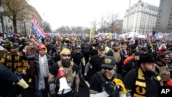 Partidarios del presidente de Estados Unidos, Donald Trump, vestidos con ropa asociada al grupo Proud Boys, durante una marcha en la Freedom Plaza, de Washington, el sábado 12 de diciembre de 2020.