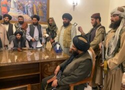 Taliban terlihat di istana kepresidenan Afghanistan setelah Presiden Afghanistan Ashraf Ghani melarikan diri dari negara itu, di Kabul, Afghanistan, 15 Agustus 2021. (Foto: AP)