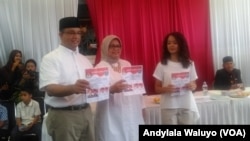 Calon Gubernur nomor urut 3 dalam Pilkada DKI Jakarta Putaran Kedua Anies Baswedan memberikan suaranya di Tempat Pemungutan Suara 28 Cilandak Barat Jakarta Selatan Rabu 19 April 2017. (foto: Andylala Waluyo/VOA)