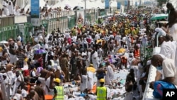 Pèlerins et sauveteurs se pressent autour des victimes de bousculade à Mina, en Arabie Saoudite le 24 septembre 2015. (AP photo)
