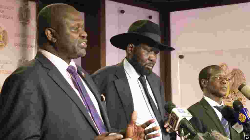 Les membres du gouvernement sud soudanais répondent aux questions des journalistes lors d'une conférence de presse à Juba, 8 juillet, 2016.
