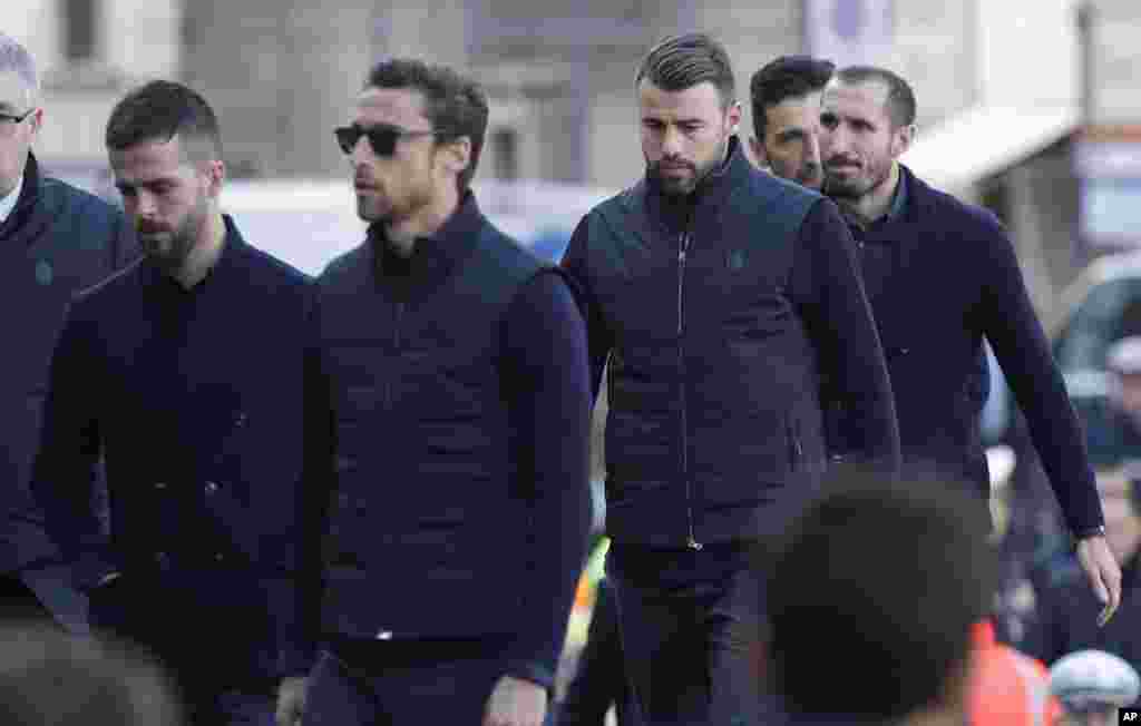'Yan wasan kungiyar Juventus su na isa wurin addu'ar jana'izar Davide Astori a Florence, Italiya, Alhamis 8 Maris 2018. An tsinci gawar kyaftin din na Fiorentina a dakinsa na hotel din da suka sauka don wasa da Udinese, kuma ana jin cewa zuciyarsa ce ta daina bugawa. (AP Photo/Alessandra Tarantino)