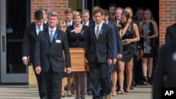 Le cercueil d'Otto Warmbier est porté vers le lycée Wyoming après la cérémonie funéraire, le 22 juin 2017.