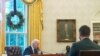 Presiden AS Joe Biden berbicara dengan Presiden Ukraina Volodymyr Zelenskiy melalui telepon dari Gedung Putih, Washington, pada 9 Desember 2021. (Foto: AP/Susan Walsh)